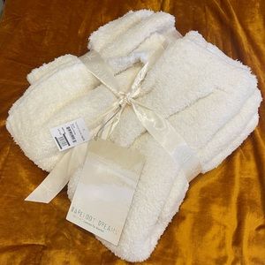 BAREFOOT DREAMS CozyChic Rob Trim Blanket - Cream / White ✨✨✨✨